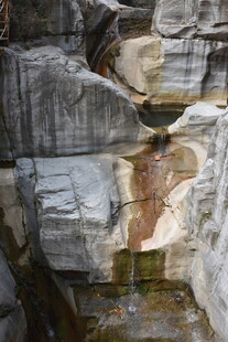 岩石层叠的自然水景