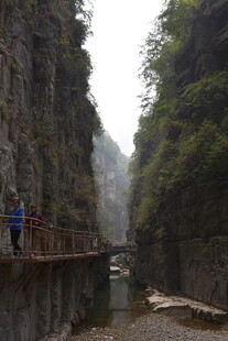 峡谷栈道上的徒步者