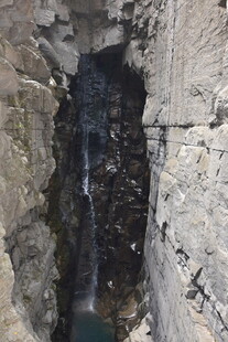 山间石缝中的潺潺溪流