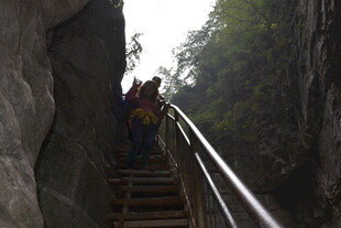 山间徒步者攀登木质阶梯