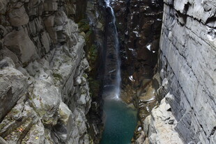 峡谷间的清澈瀑布奇观