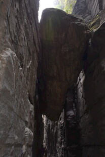 峡谷间巨石横亘的奇景