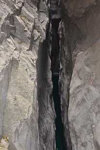 狭窄峡谷间的幽深水潭