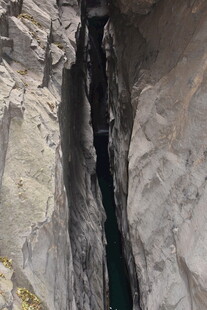 峡谷深缝中的幽蓝水域