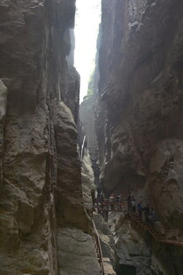 狭窄峡谷中的徒步人群