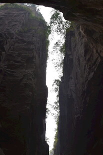 峡谷峭壁间的自然奇观