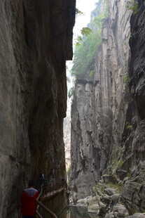 狭窄山间缝隙探险景象