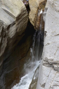 山间小瀑布流水景致