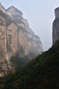 巍峨山峦云雾缭绕之景