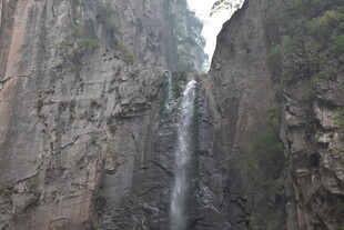 山间瀑布从峭壁倾泻而下