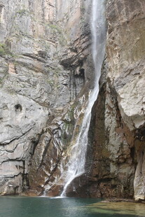 山间飞瀑 自然壮丽景观