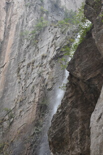 悬崖峭壁间的飞瀑景观