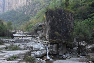 溪边嶙峋怪石与山林景色