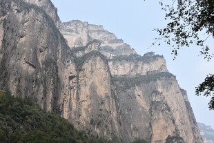 巍峨险峻的壮丽山景