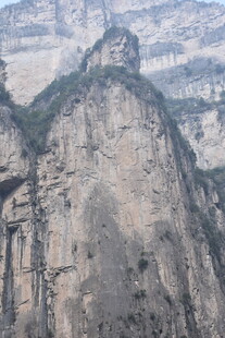巍峨险峻的壮观山峰