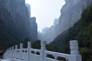 山间白栏 遥望壮丽峡谷景观