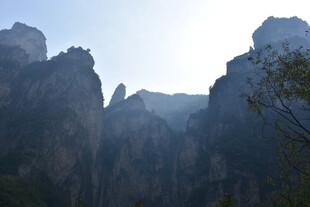 巍峨群山现壮丽景致