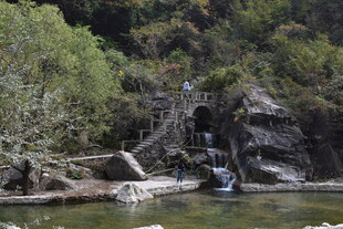 山间溪流瀑布自然美景