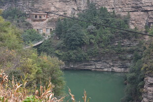 峡谷绿水间的山间景致