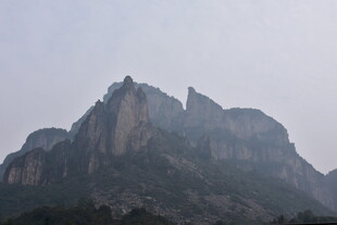 巍峨壮观的高山景色