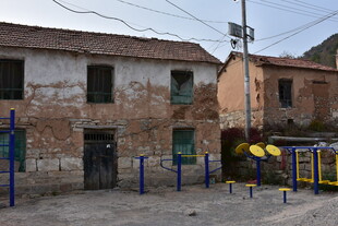 老旧村落中的简易健身区