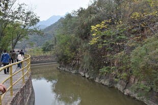 山间河畔漫步的游客