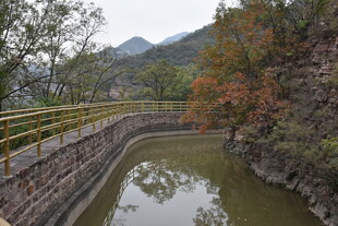 山间蜿蜒小河畔秋景
