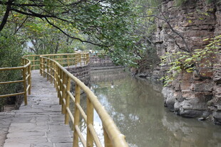 山间木质栈道旁的清幽小河