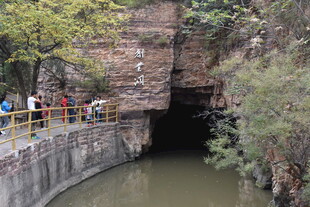 山间河道旁的游客游览处