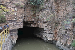 山间溶洞旁的蜿蜒水道