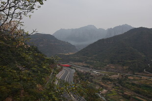 山间公路蜿蜒于秀丽群山