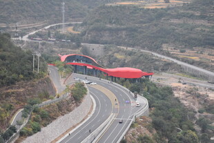 蜿蜒公路上的红色列车