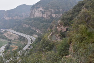 山间蜿蜒公路 壮美风光