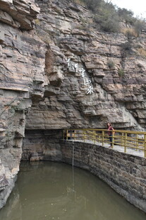 峡谷中的碧水与石岸