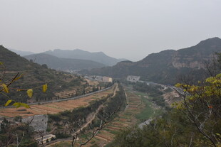 山间蜿蜒公路与繁茂植被