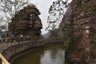 山间河道旁的独特岩石景观