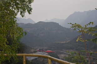 山间景致 远观朦胧村落