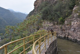 山间栈道临水蜿蜒