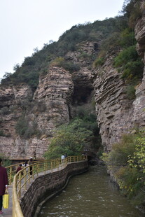 山间幽径伴溪流穿行峭壁