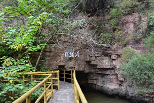 山间栈道通向神秘洞穴