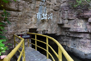 山间栈道穿行于峭壁间