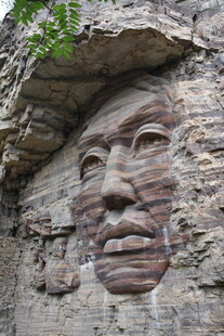岩石上的人脸雕刻