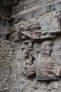 古老岩壁上的雕刻艺术