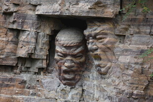 石壁上的神秘雕刻面孔