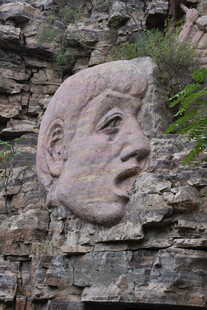 石壁上的人脸雕刻