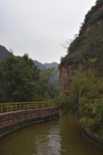 山间蜿蜒河流风景