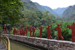 山间红雕塑 添自然韵味