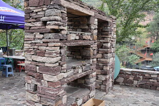 户外石砌烧烤架