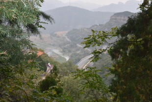 山间绿意中的蜿蜒道路