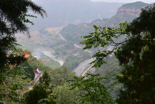 山间美景俯瞰翠绿山谷